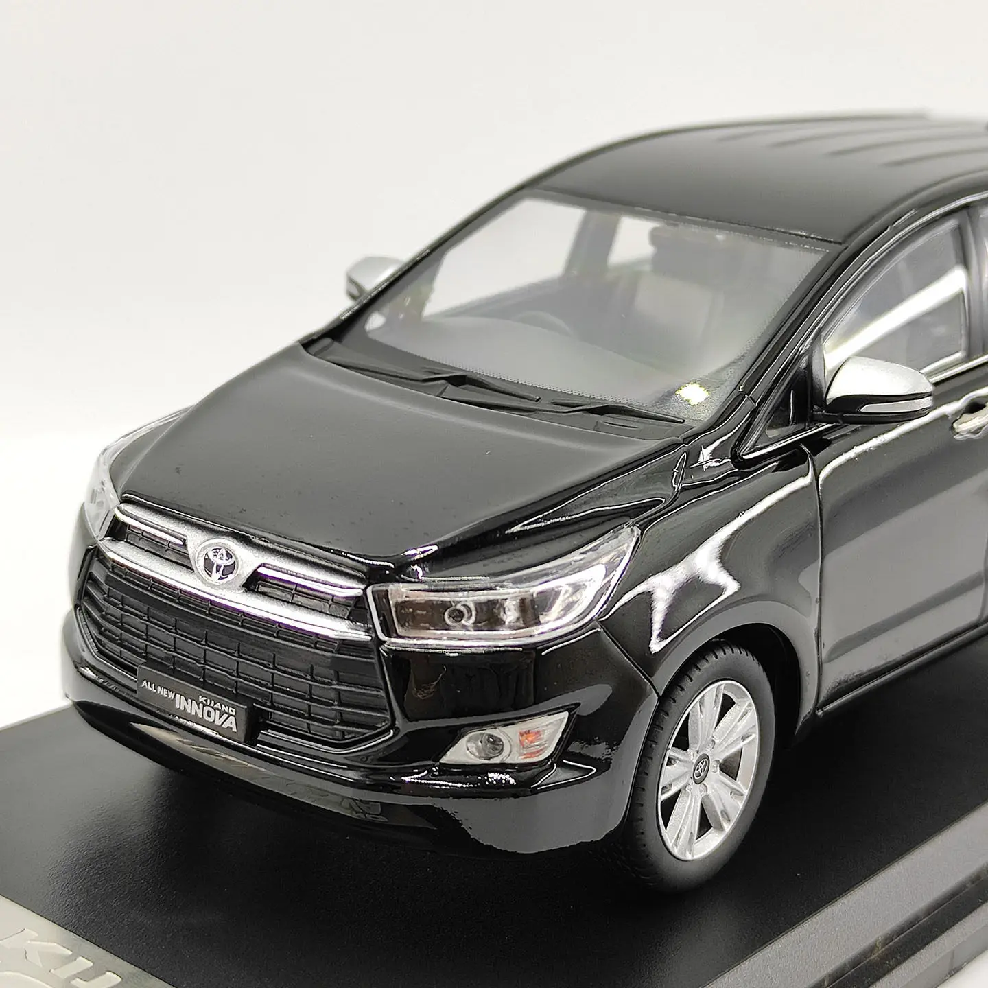 Фото Масштабная модель 1:32, литая из сплава, черная Toyota Kijang Innova MPV, коллекционная классическая ностальгическая модель автомобиля, подарок для взрослых, сувенир, статическая модель для демонстрации №1