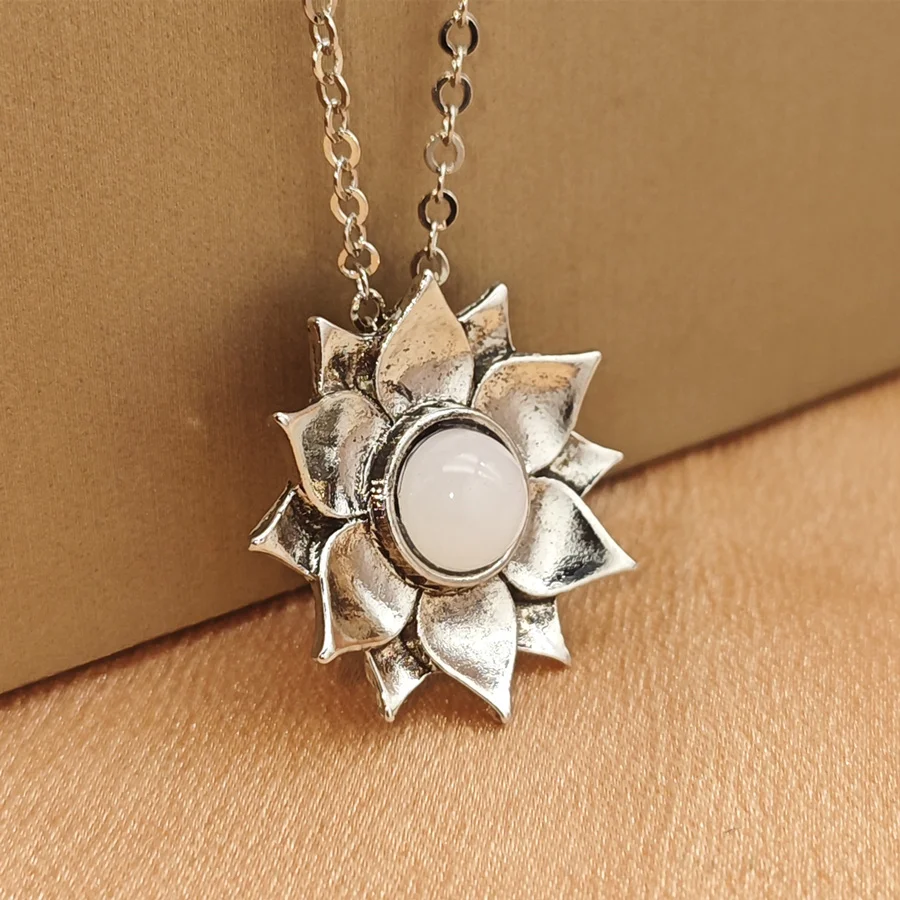 Модное и креативное ожерелье в виде лотоса качестве подарка для женщин на день