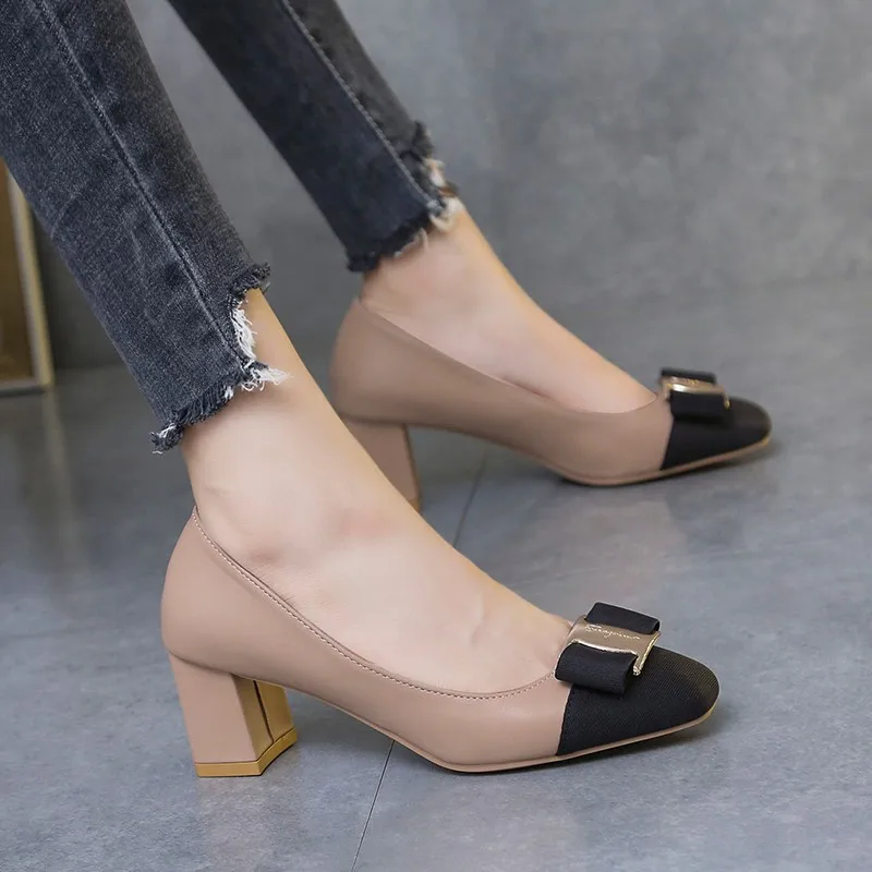 Классические женские туфли на толстом каблуке с бантом и металлическим