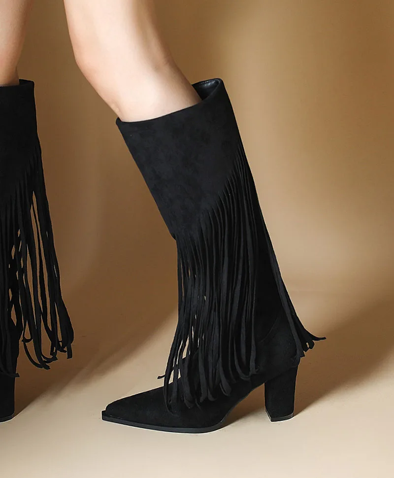 Женские сапоги с бахромой черные до колена из искусственной замши на высоком
