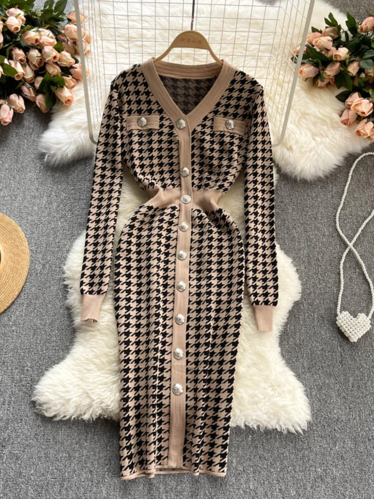 

Женское трикотажное платье-свитер с длинным рукавом и V-образным вырезом