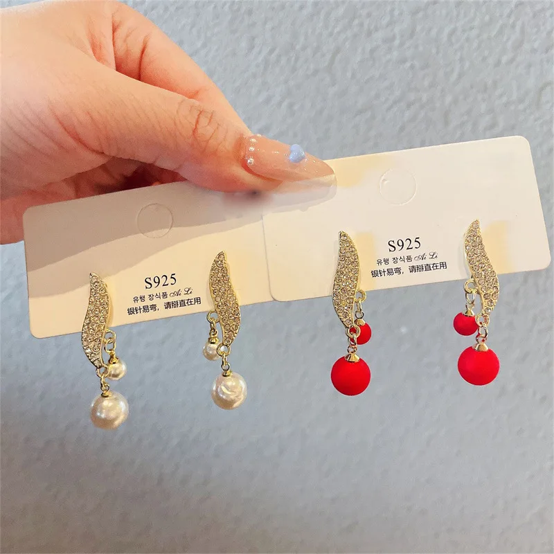 Женские серьги-гвоздики из циркония с жемчугом