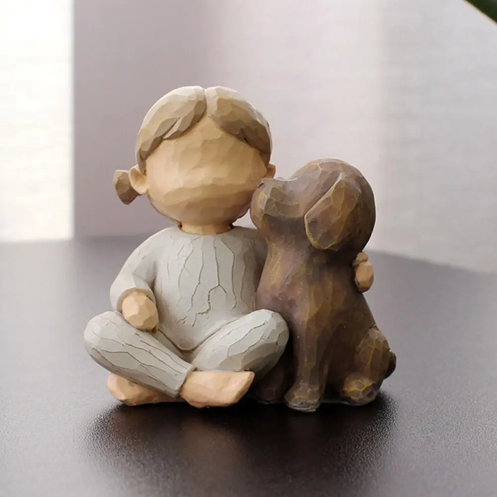 Маленькая фигурка статуя девушки и собаки уличный сад газон художественное