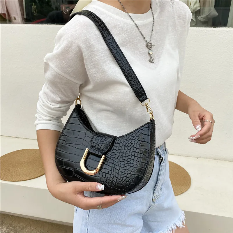 Классическая декоративная сумка через плечо с металлической пряжкой. Однотонный