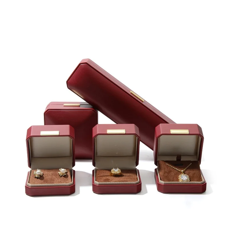 

Кожаная подарочная коробка для украшений JMjermyn