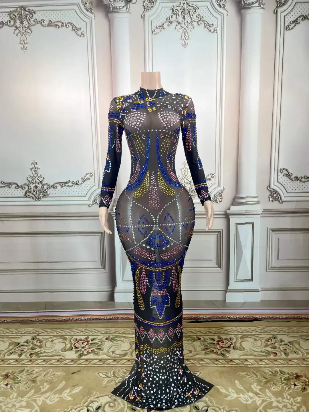Потрясающее платье с длинными рукавами и стразами для дня рождения женское