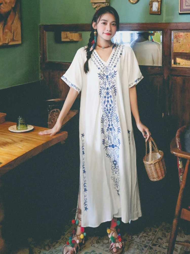 

Женское длинное платье в стиле ретро, белое свободное пляжное платье с вышивкой, V-образным вырезом, в национальном стиле, для путешествий, для лета