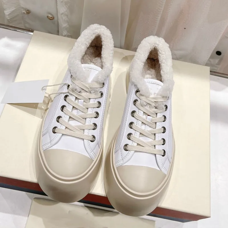 Купи Autumn and winter 2022 new wool thick soled shoes women's walking small white shoes leather lace round toe flat casual shoes за 4,680 рублей в магазине AliExpress