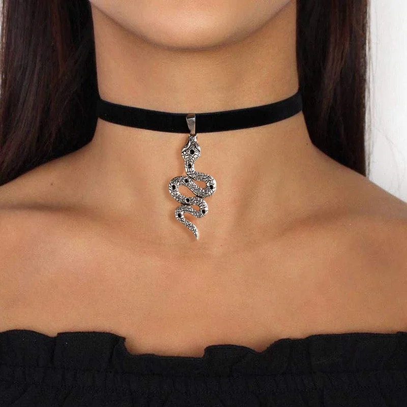 

Vintage Snake Pendant Choker Necklace Black Velvet Clavicle Collar Necklace Gothic Chokers Necklaces for Women
