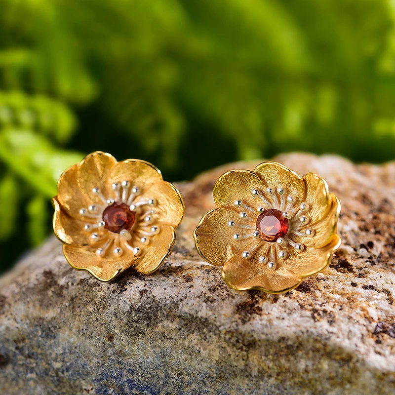 

Женские серьги-гвоздики из серебра 925 пробы с натуральным гранатом