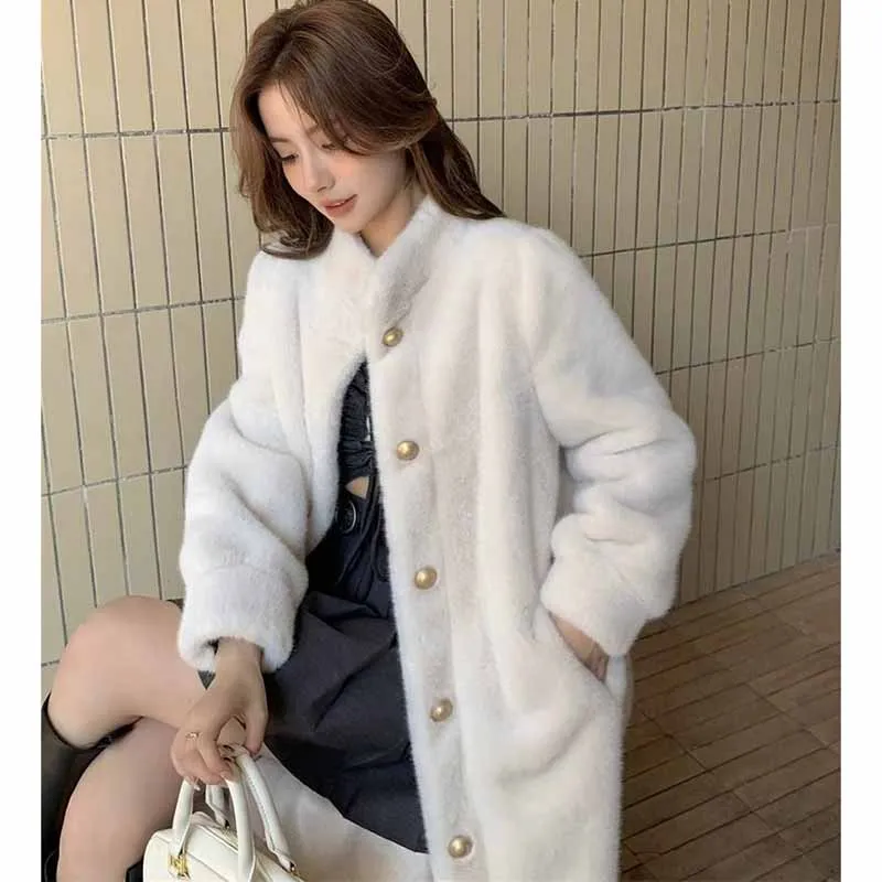 Женское пальто с длинными рукавами и мехом