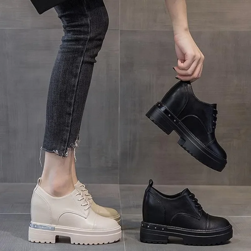 Женские ботинки из натуральной кожи на платформе и каблуке 9 см