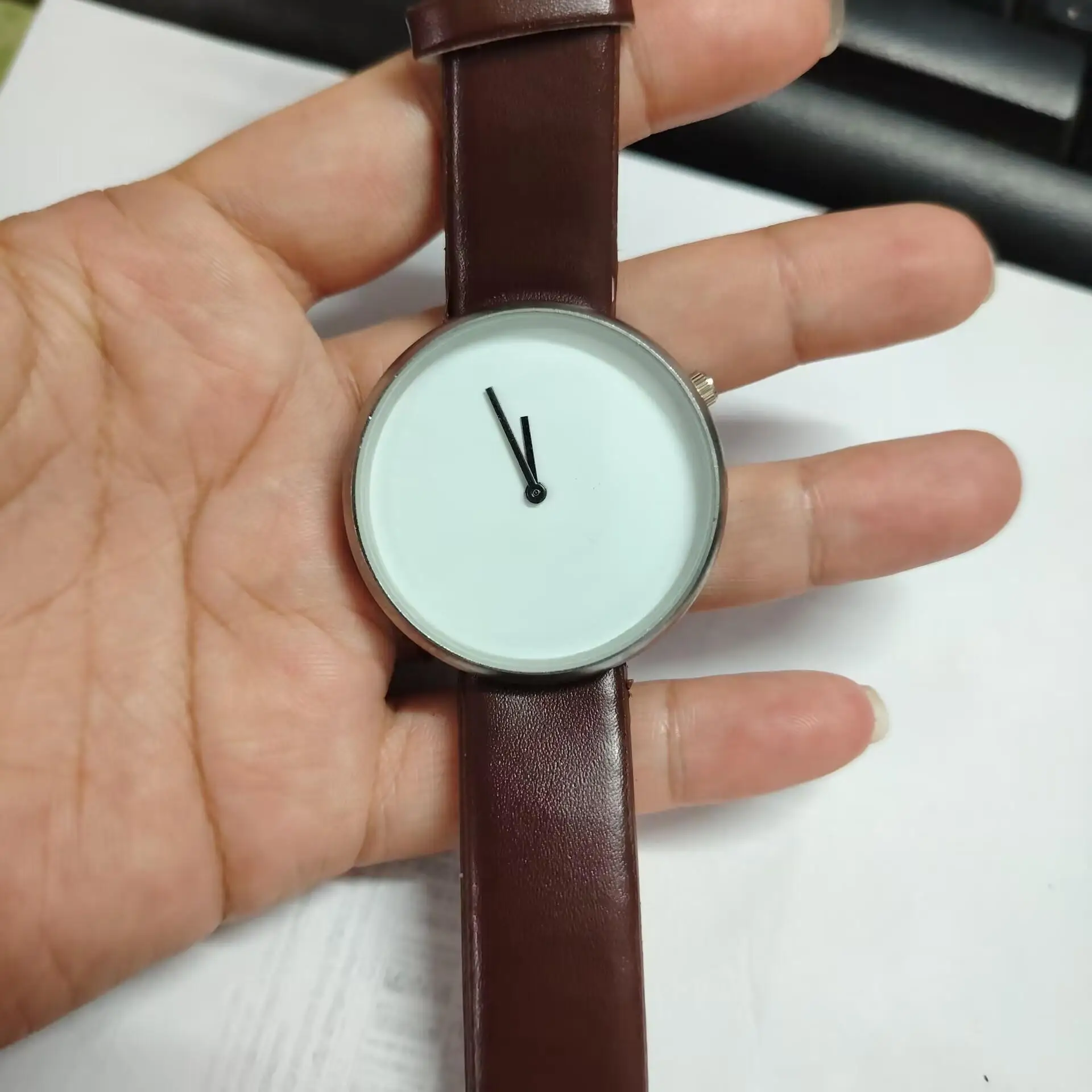 Женские кварцевые часы со звездами и блестками