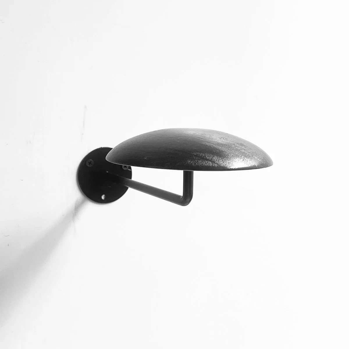 Креативная витрина для шляп металлическая винтажная стильная настенная стойка