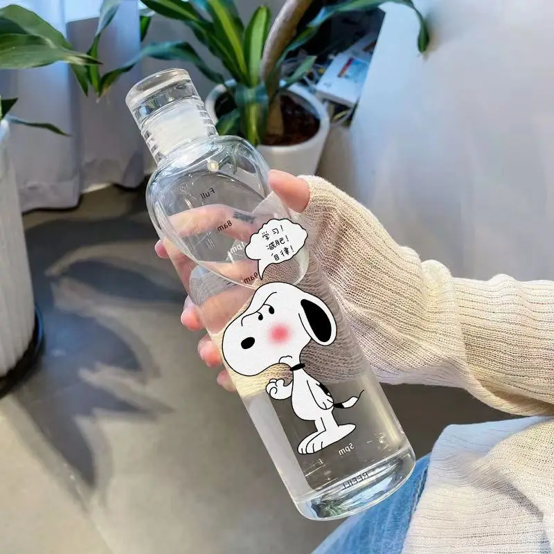 Фото Прозрачный пластиковый стакан Snoopy с мерной шкалой для молока, портативный стакан с мультяшным аниме-дизайном, большой объем, подходит для автомобиля. №2