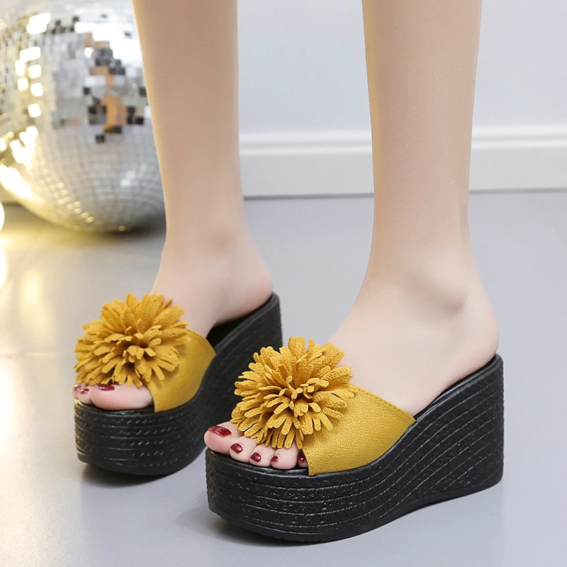 

Женские шлепанцы на танкетке, летняя пляжная обувь на платформе, мягкие удобные Сланцы на толстой подошве, с цветочным рисунком