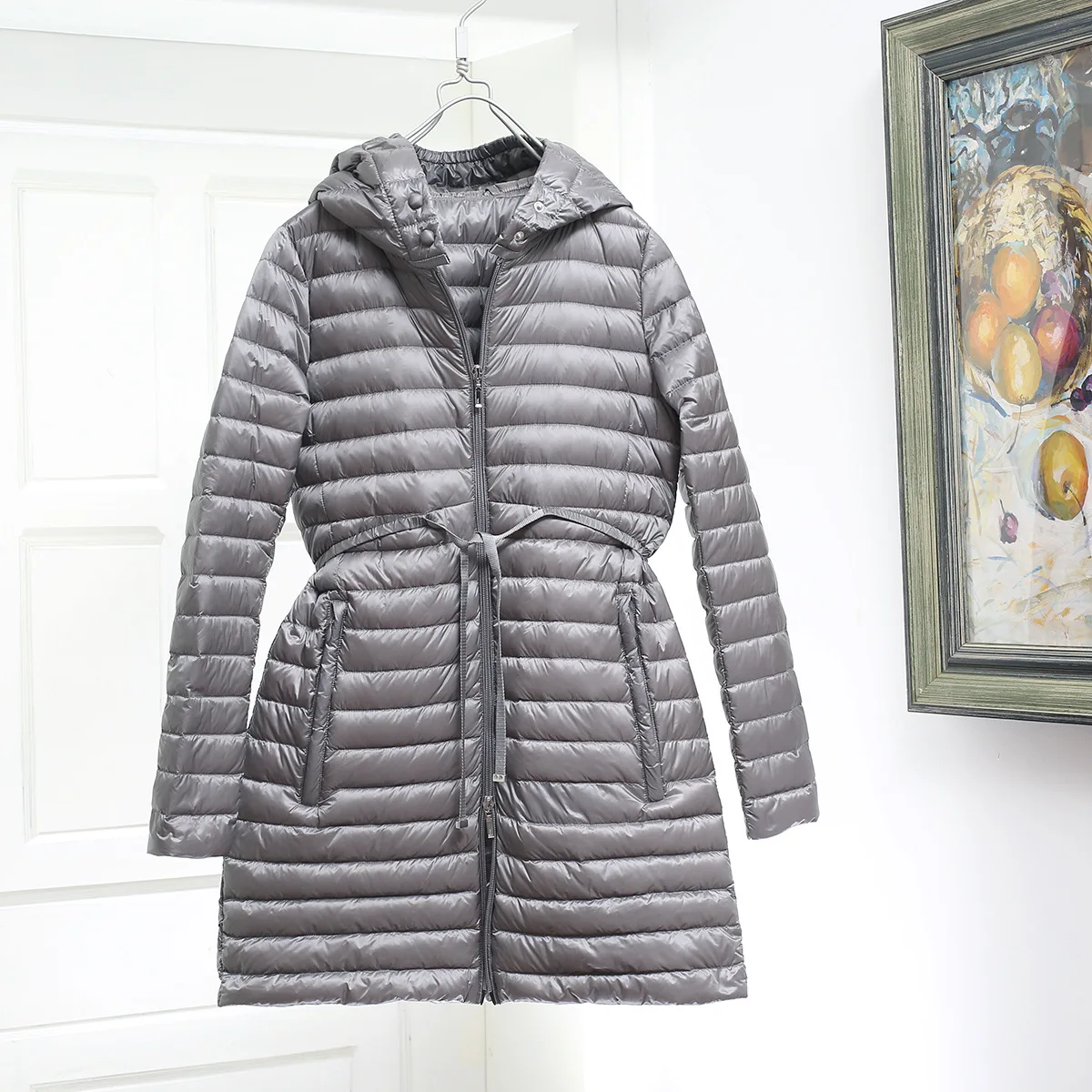 The New Down Jacket Is Light and Simple Slim-fitting Hooded Mid-length Drawstring Waist Down Jacket Women