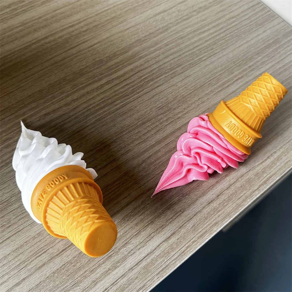 Забавные падающие мороженое в форме расплавленного мягкого подарка совок