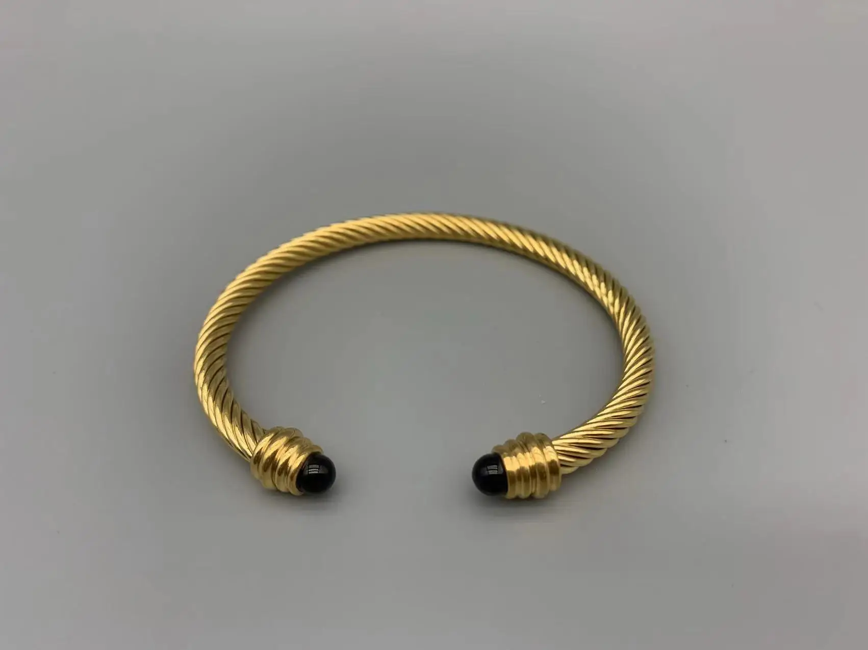 

Ювелирный кабельный браслет Le Han с покрытием из 18-каратного золота и черным ониксом 4 мм
