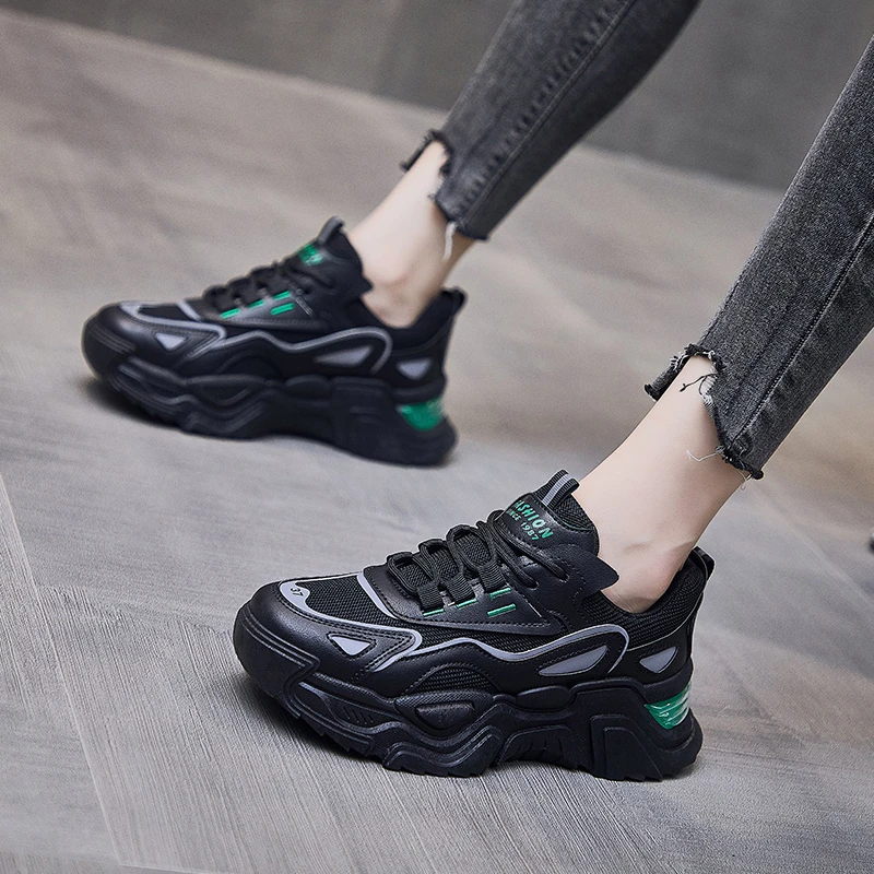 Женские кроссовки на толстой подошве с круглым носком