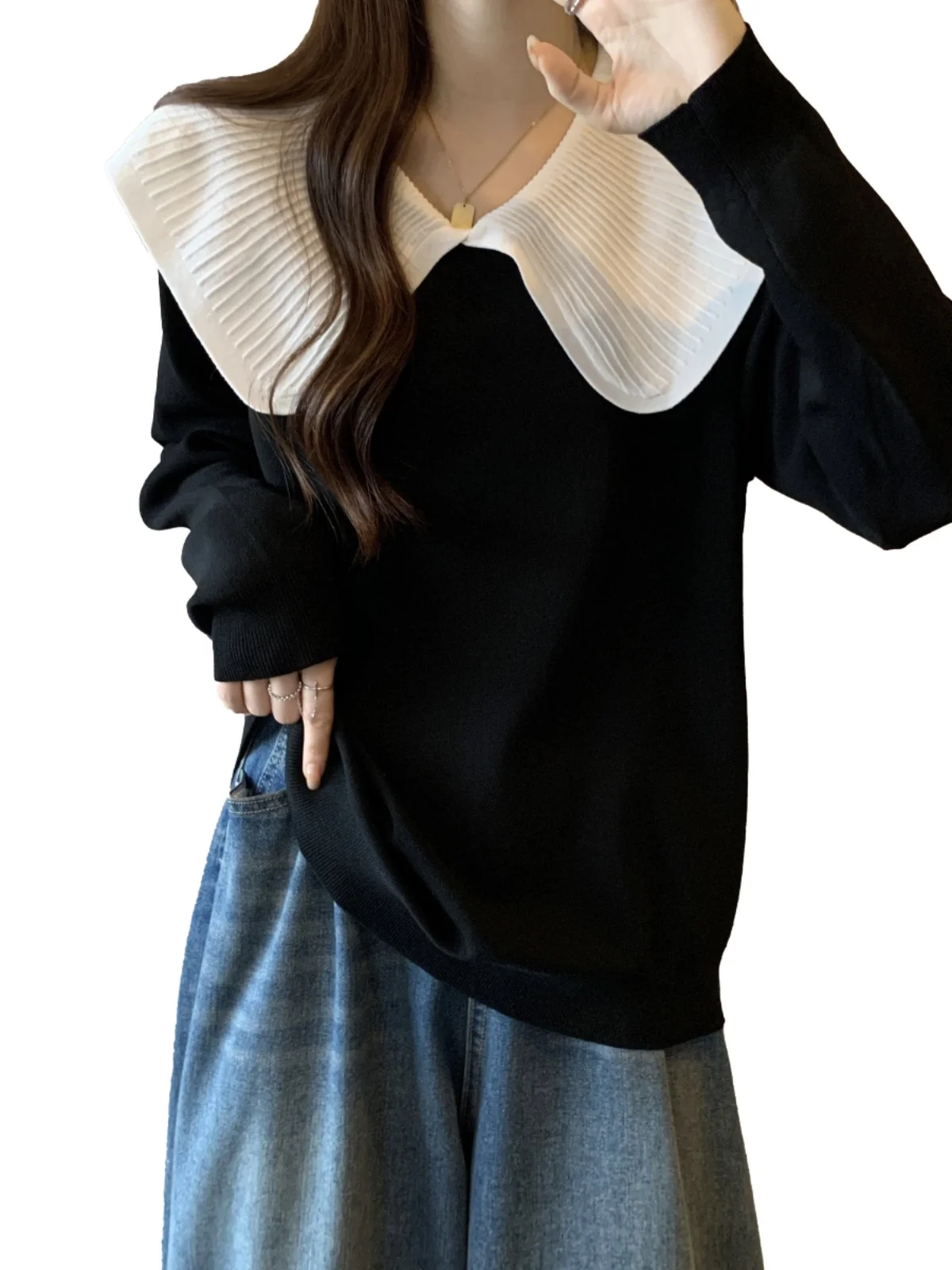 Женская футболка контрастных цветов с кукольным воротником в стиле пэчворк