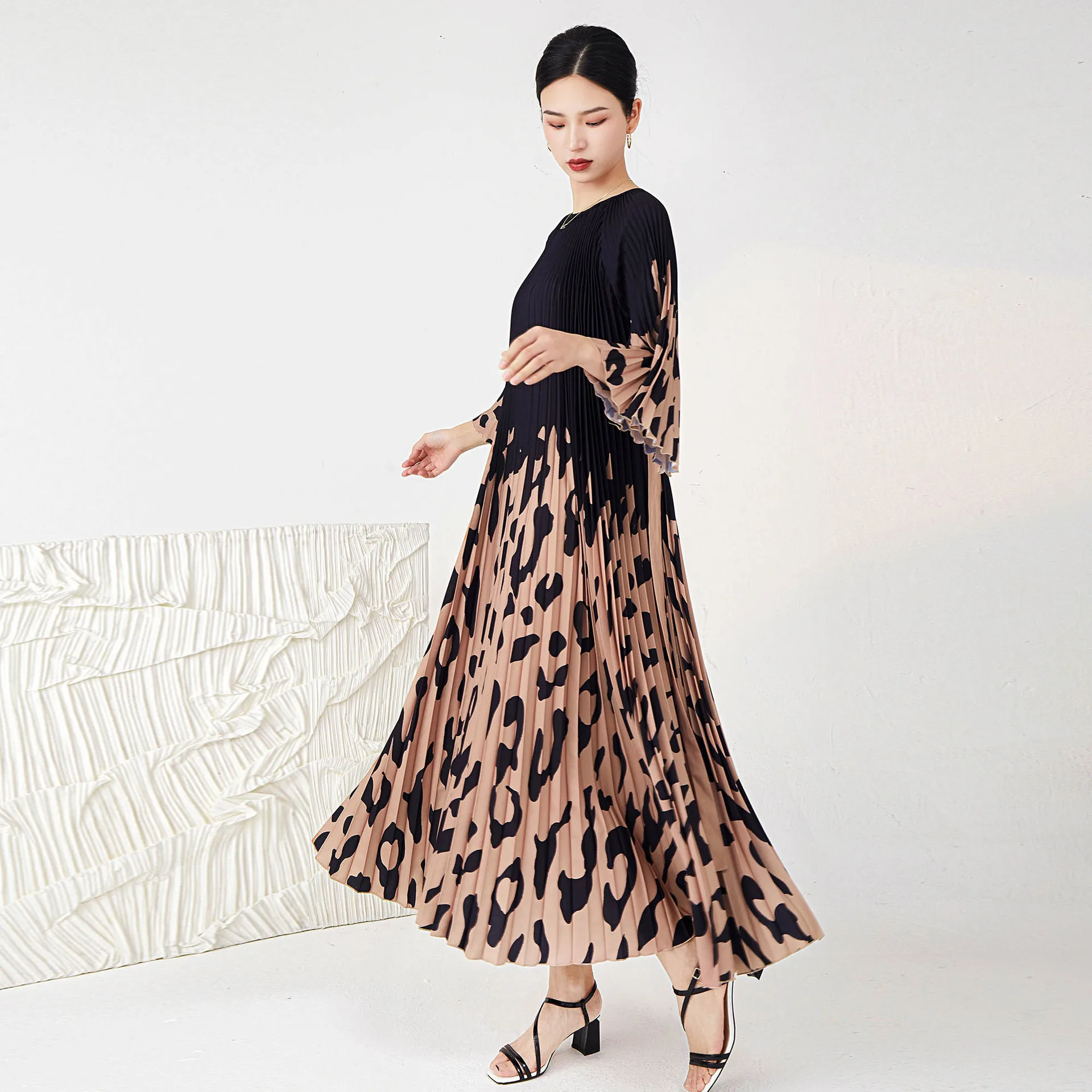 

Женское длинное платье-миди с круглым вырезом, свободного покроя