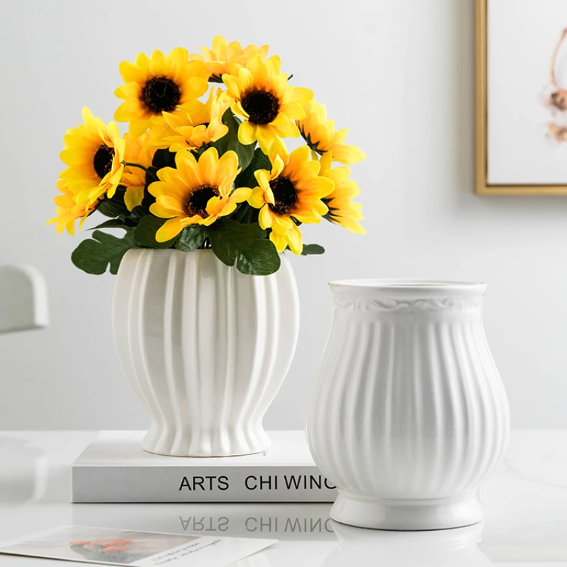 

Nordic style small white ceramic vase, light luxury internet, red guest room dining table, dry flower arrangement, decoration