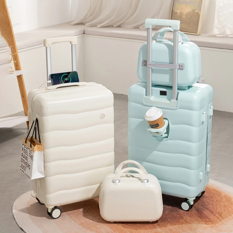 Чемодан дорожный на колесиках