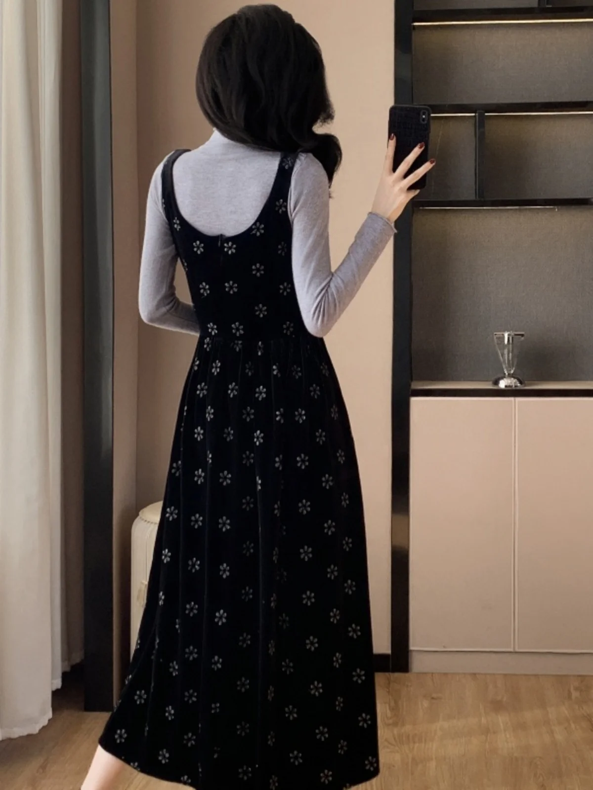 Новинка 2024 бархатное платье на бретельках с французской вышивкой облегающая