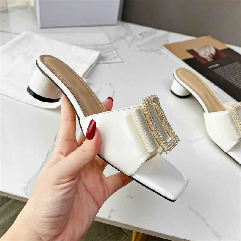 

Женские босоножки из натуральной кожи на высоком массивном каблуке