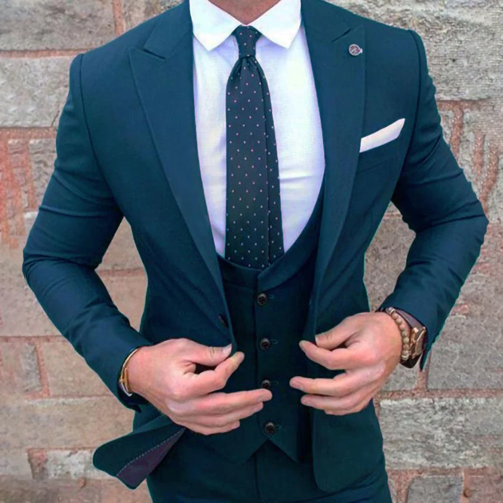 Костюм мужской облегающий черного цвета свадебный смокинг с заостренным