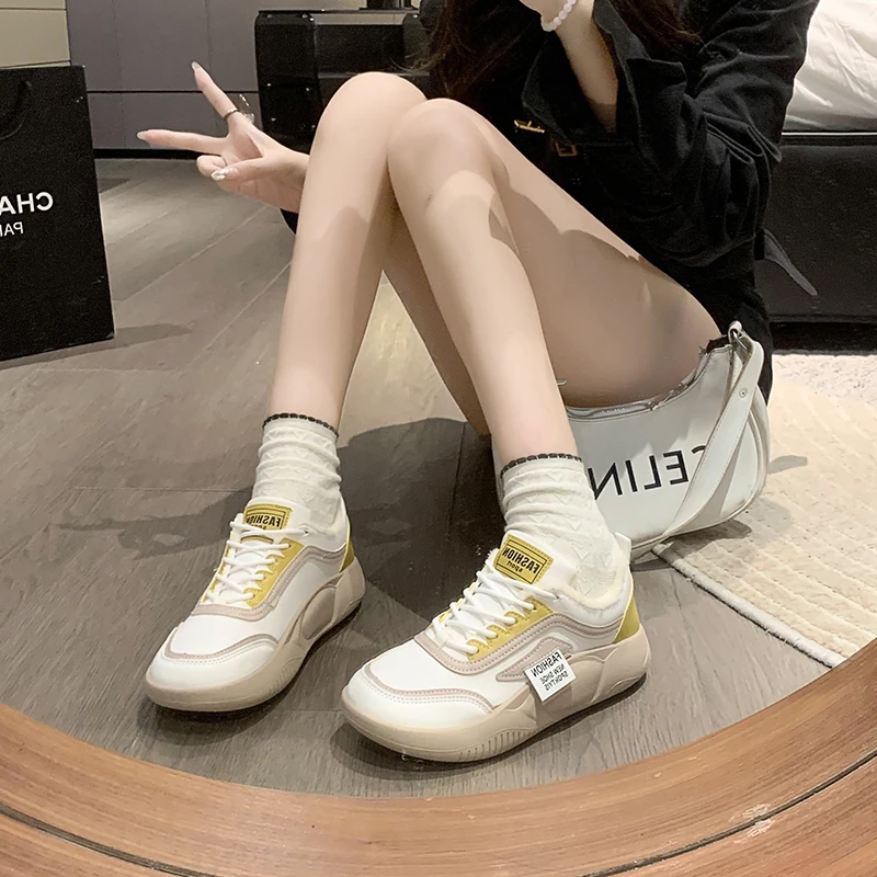 Кроссовки женские на шнуровке Вулканизированная подошва средний каблук разные