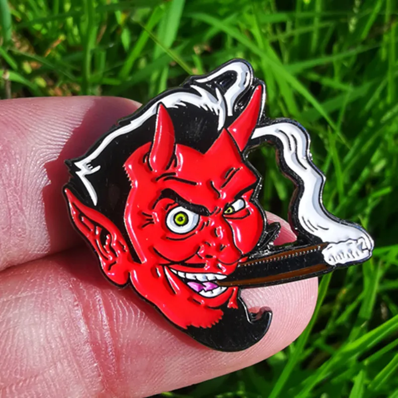 Эмалированная брошь в виде сигары красный ад дьявол курение значок вампира
