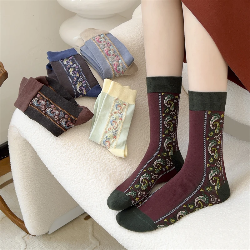 

Женские носки, новинка 2022, осенние модные женские носки в национальном стиле ретро, дышащие хлопковые мягкие зимние повседневные носки с цв...