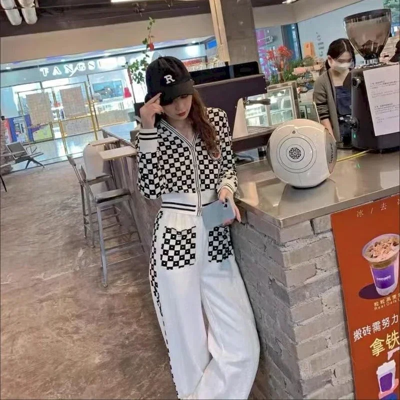 Женский брючный костюм в клетку черно-белый винтажный с V-образным вырезом и