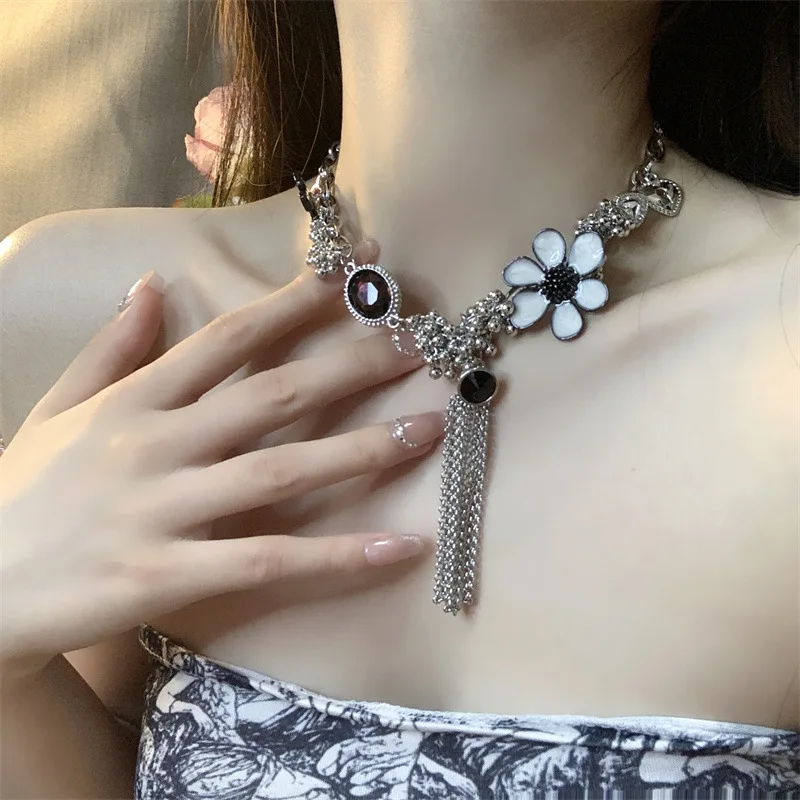 

Flower Necklace Retro Luxury Long Tassel Fashionable Collar Chain Small Elegant Splice Neckchain