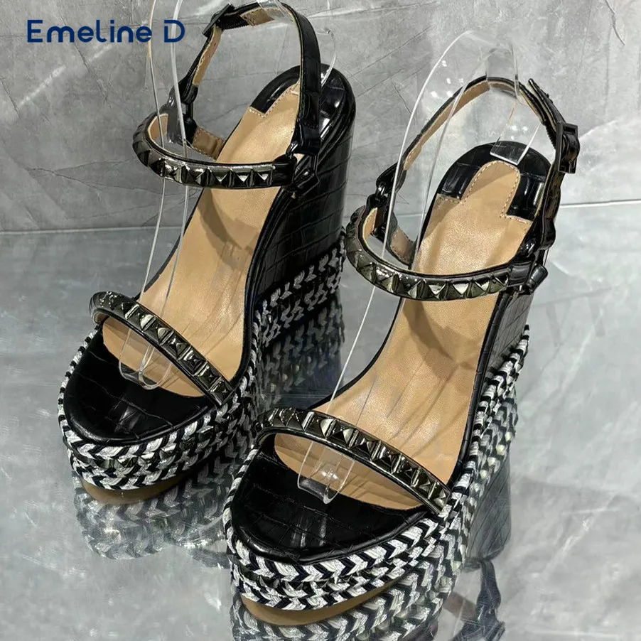 Серебряные босоножки на танкетке с одним ремешком и круглым носком из пеньковой