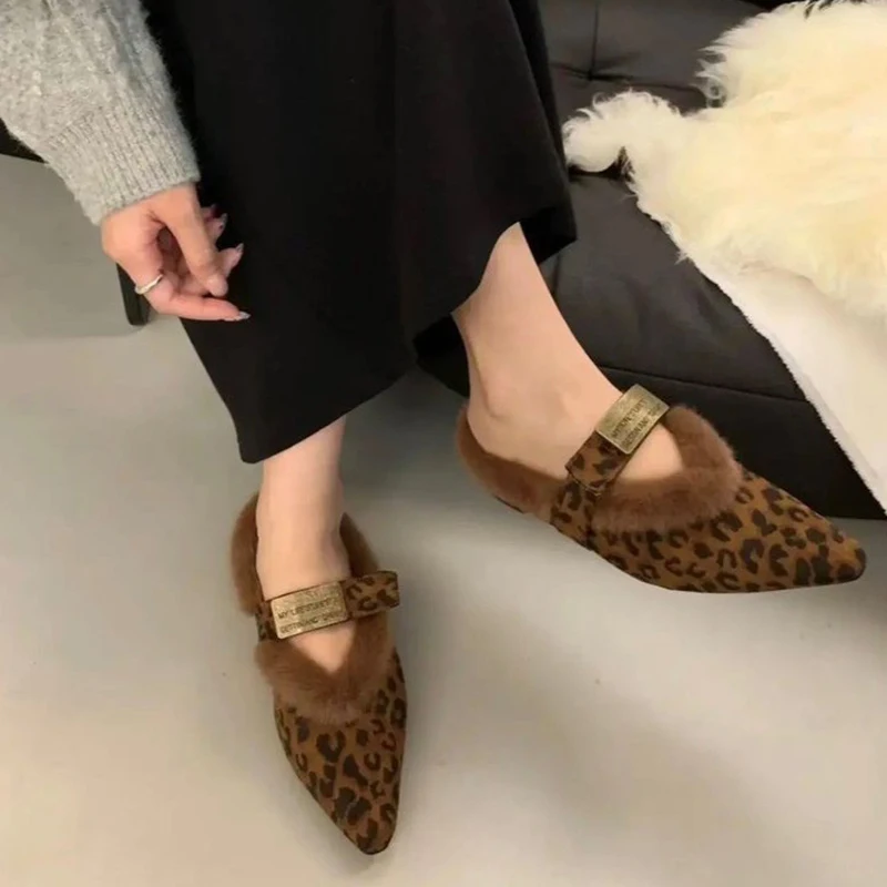 Туфли на плоской подошве с леопардовым мехом. Повседневные дизайнерские туфли