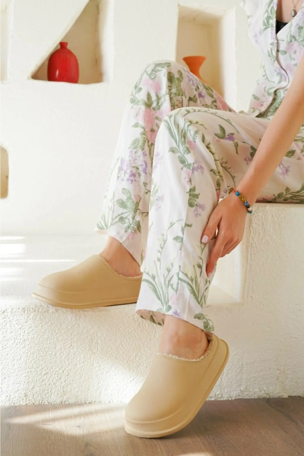 

Beige women's fur waterproof non-slip sole casual slippers