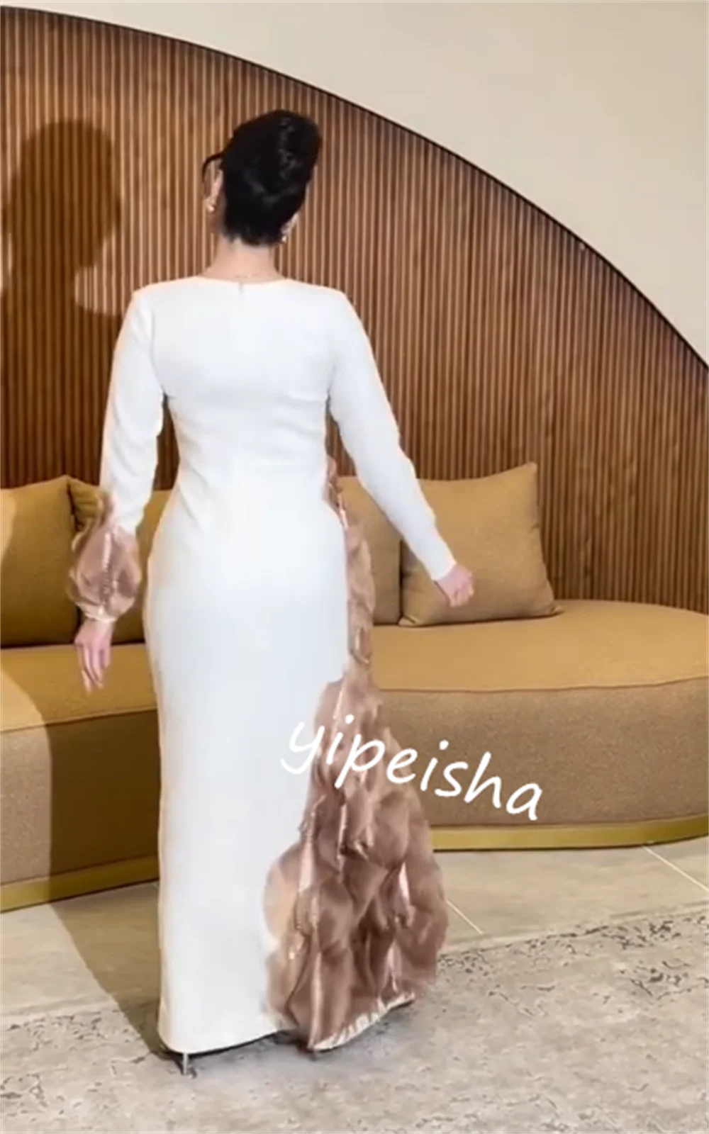 Платье-футляр с оборками и квадратным вырезом