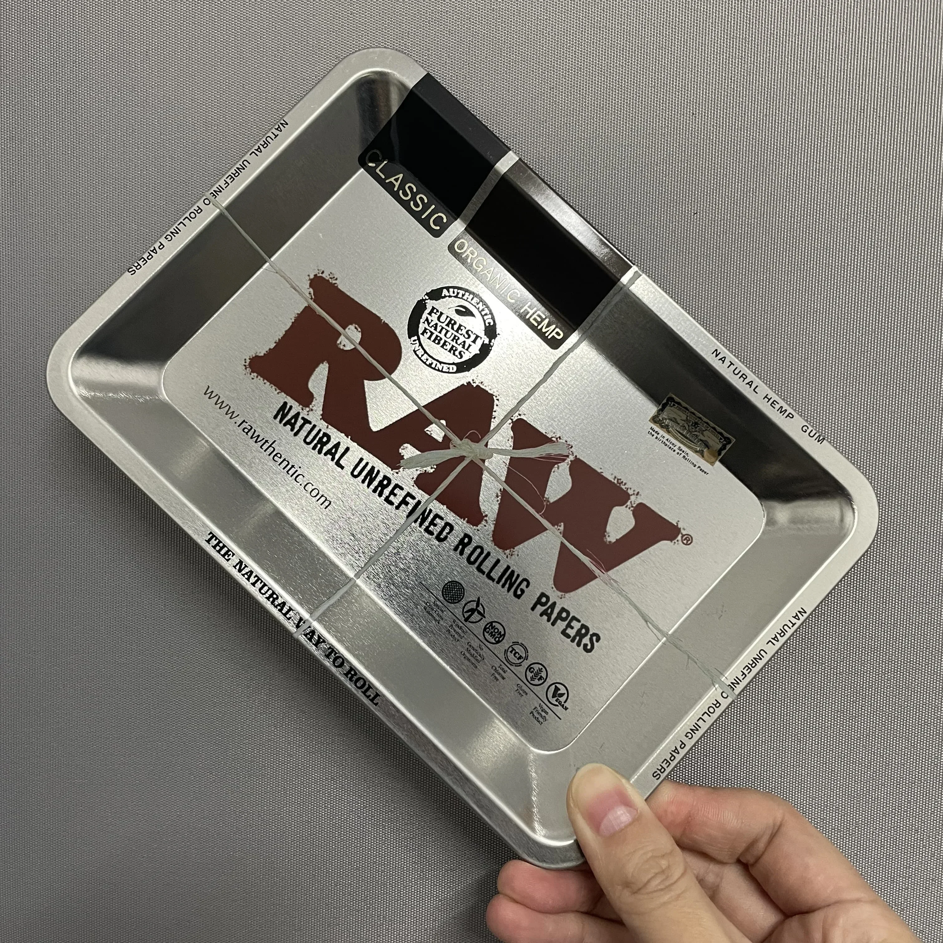 

Доступны различные конструкции лотка RAW Classic Rolling Tray