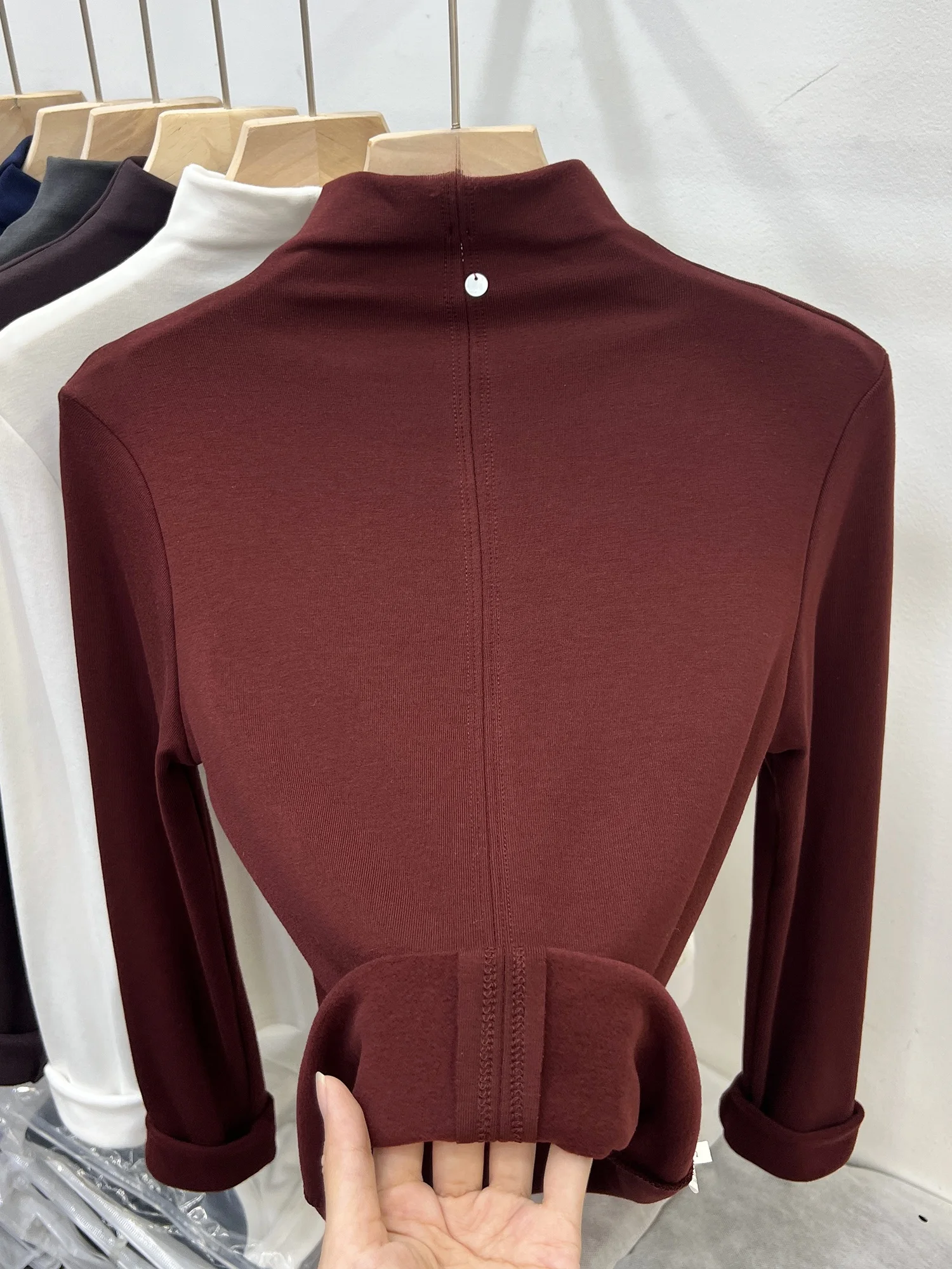 Высококачественная серая трикотажная рубашка с высоким воротником и длинными