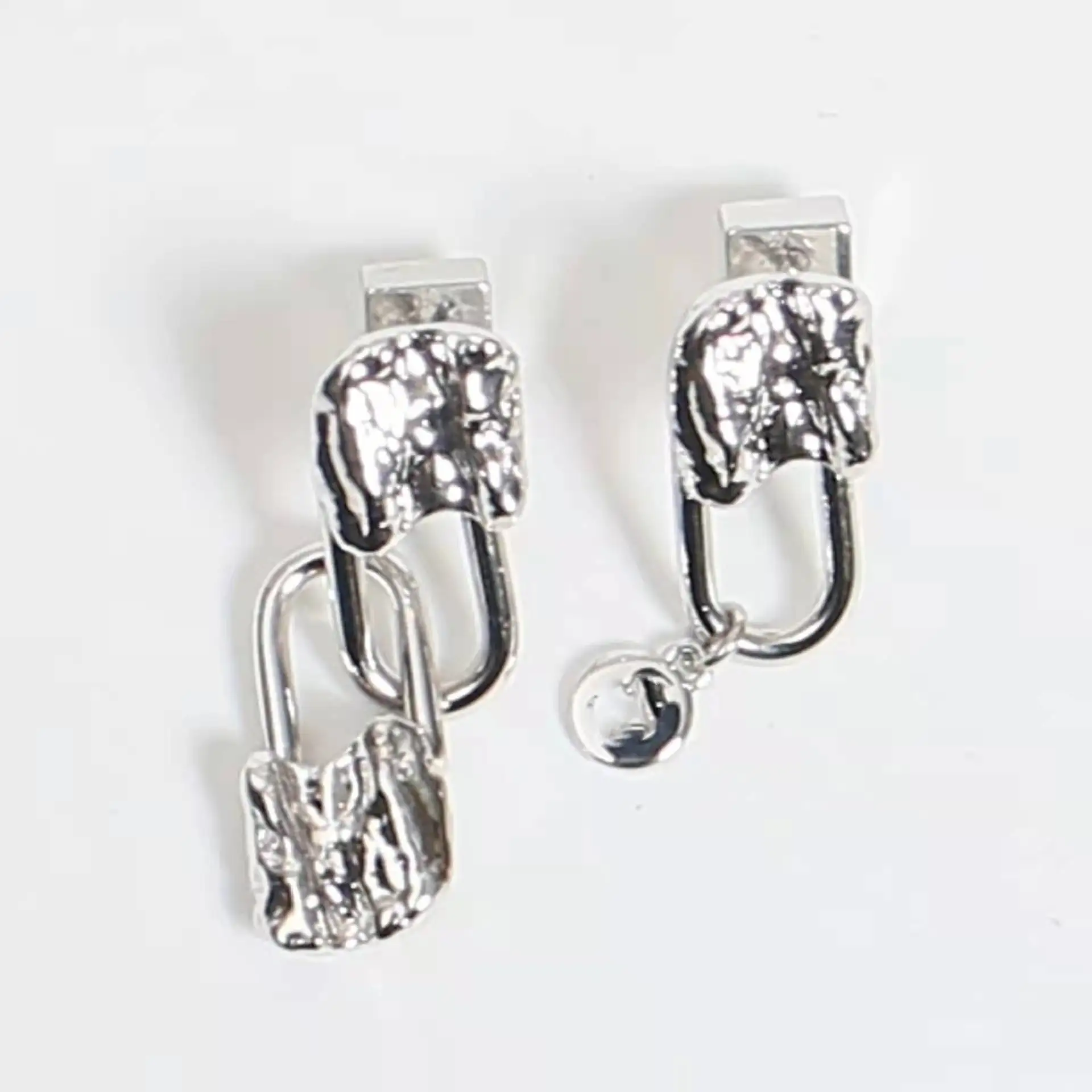 

Серьги-подвески в холодном стиле