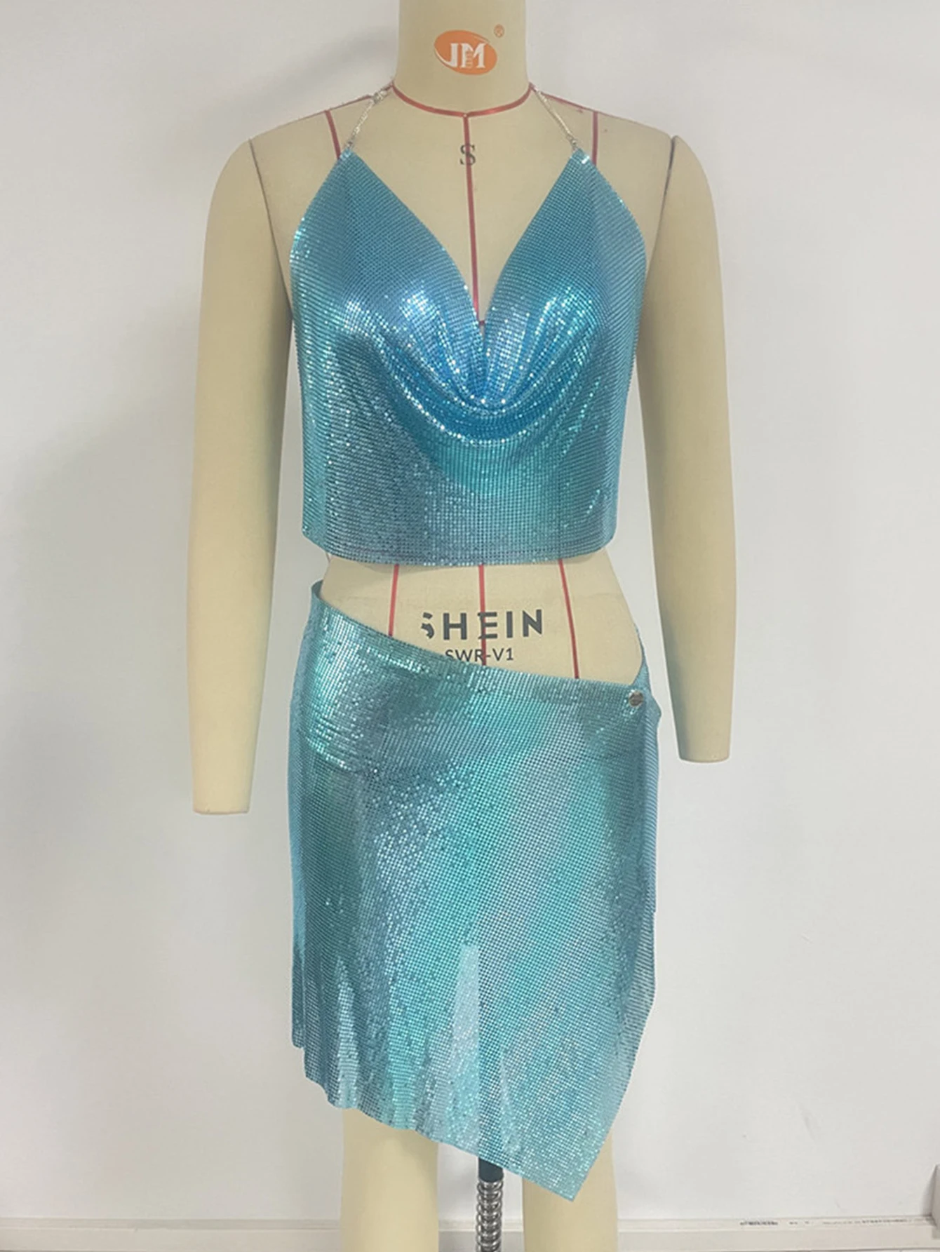 Сексуальное мини-летнее платье с открытой спиной и металлическими блестками