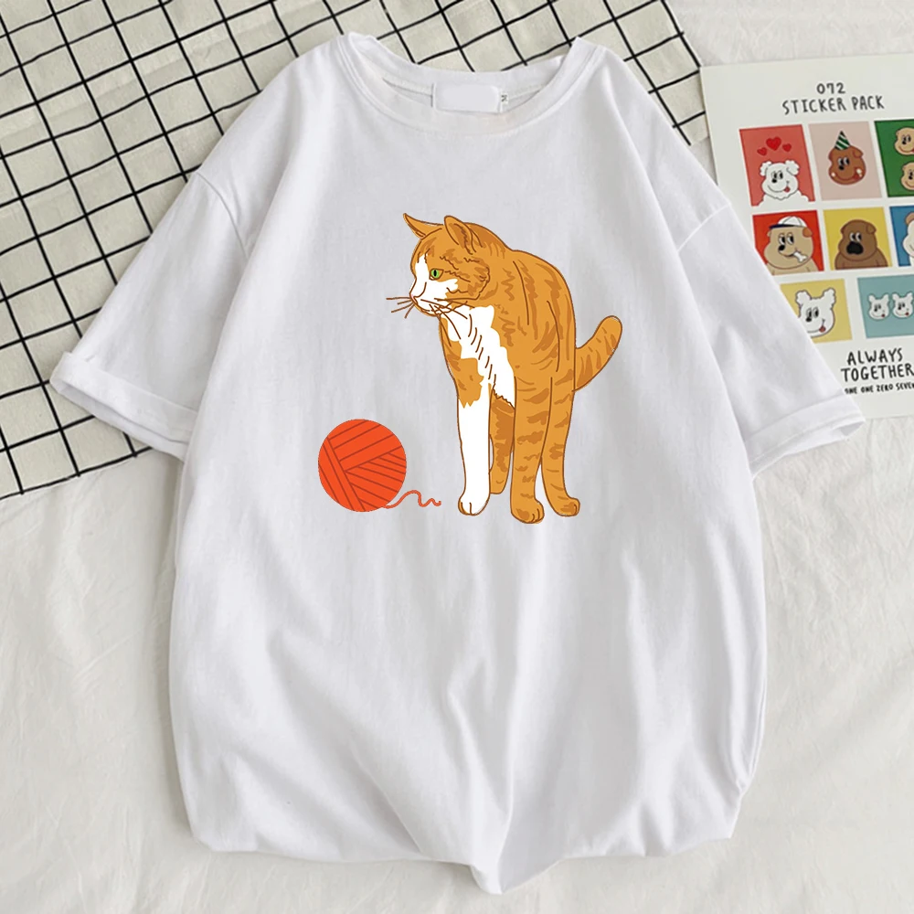 

Футболка мужская с рисунком кошки, играющей с мячом из пряжи
