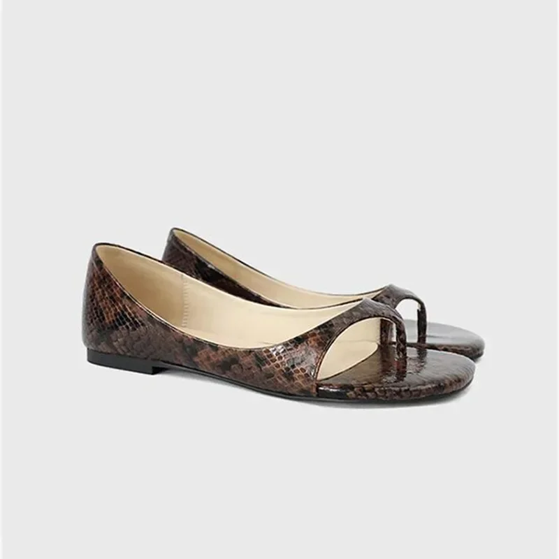 Сандалии женские на плоской подошве простые универсальные босоножки с ремешком