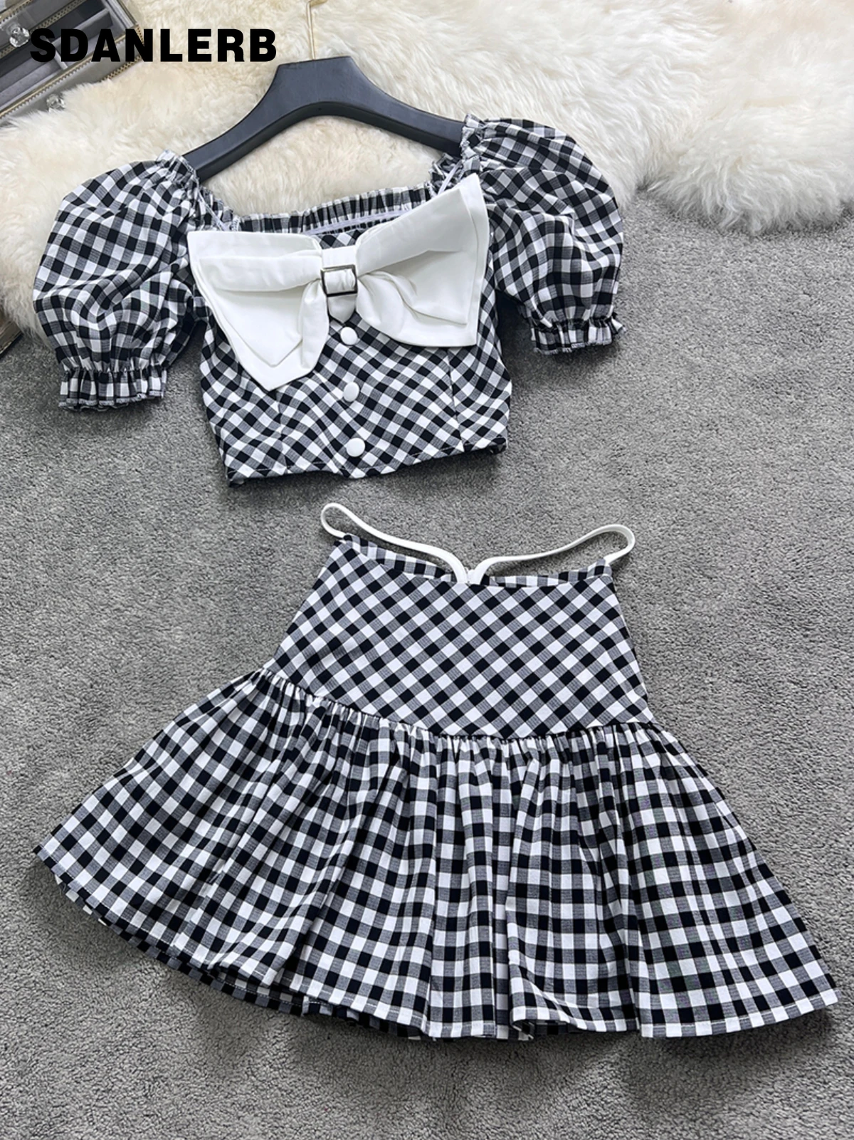 

Новинка лета 2022, милая рубашка в стиле ретро без рукавов, топ с открытыми плечами, черно-белая клетчатая мини-юбка А-силуэта, комплект из двух...