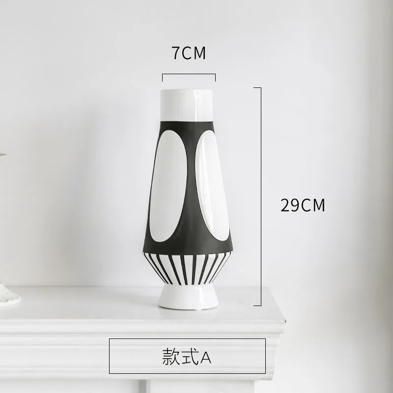 

Черно-белая керамическая ваза