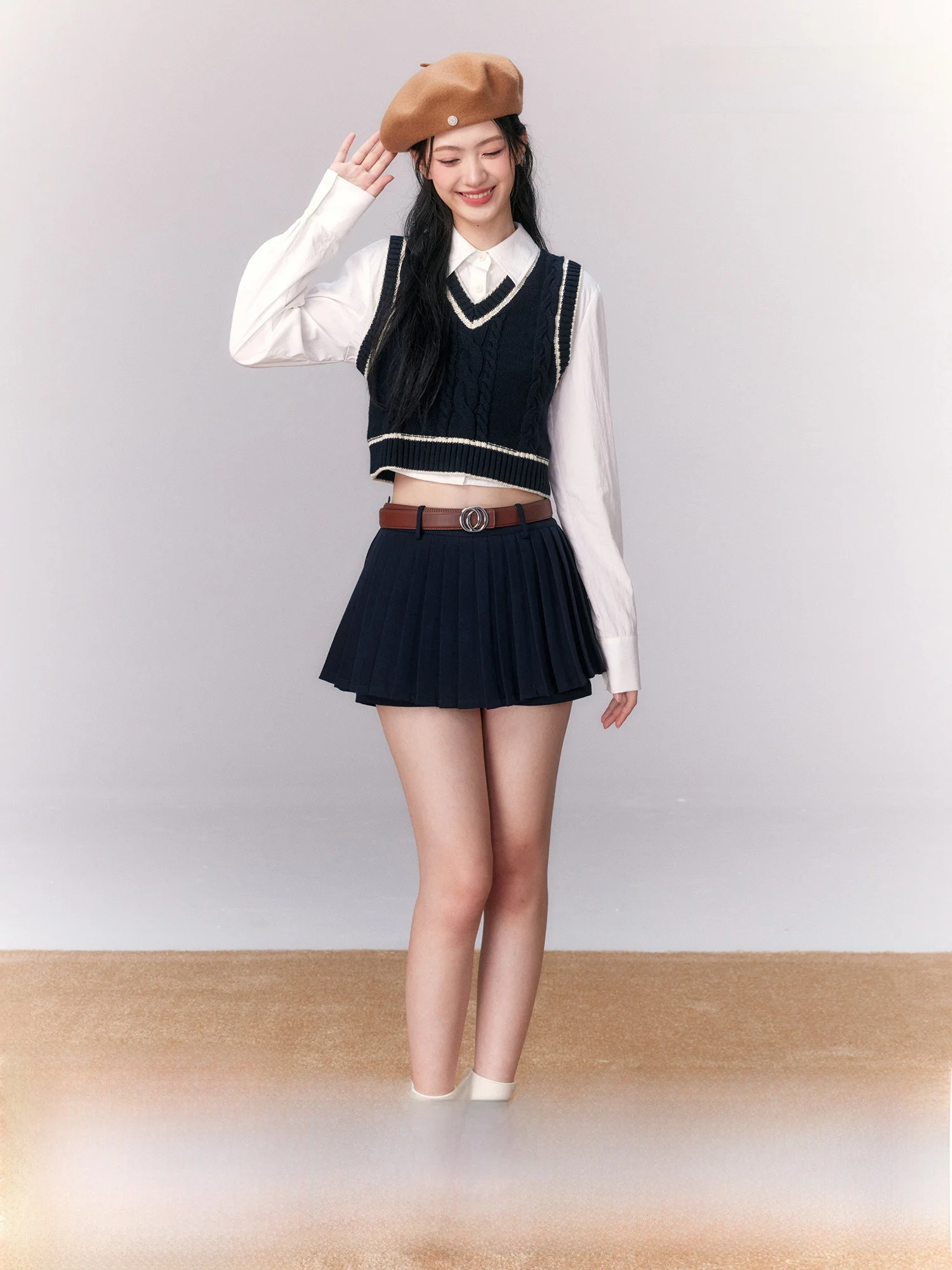 Женский жилет контрастных цветов оригинальный дизайнерский вязаный в стиле