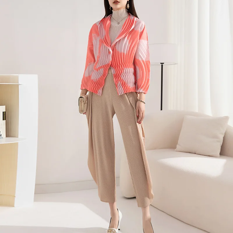 

Miyake/Плиссированное маленькое пальто с модным принтом для женщин; Сезон весна-осень; Ручная работа; Костюм со складками воротником на одной пуговице; Верхняя одежда